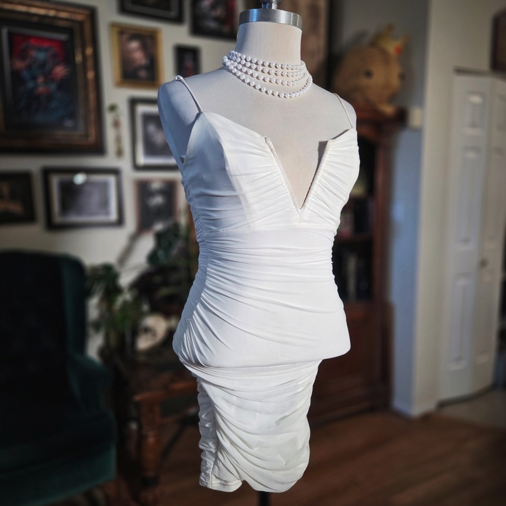 SAINTS‎ + SECRETS White Ruched Bodycon Mini Dress Spaghetti Strap V Neck Party